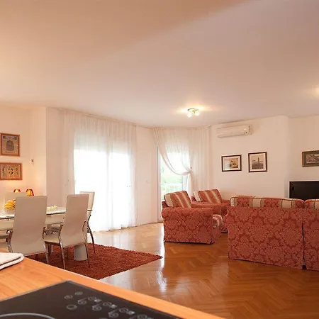Cro Jet Set On The Apartament Split