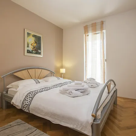 Cro Jet Set On The Apartament Split